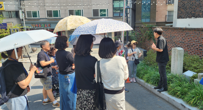 신부님이 대한성공회의 역사와 나눔의 정신에 대해 안내 중이다