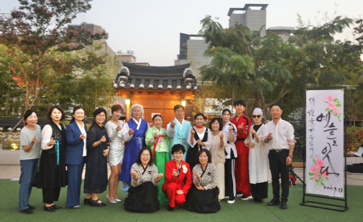 '2026 가을 문화예술공연 시리즈Ⅰ- 예술로 잇다, 시와 선율 가을을 열다'에 참여한 예술가 및 시인들의 단체사진