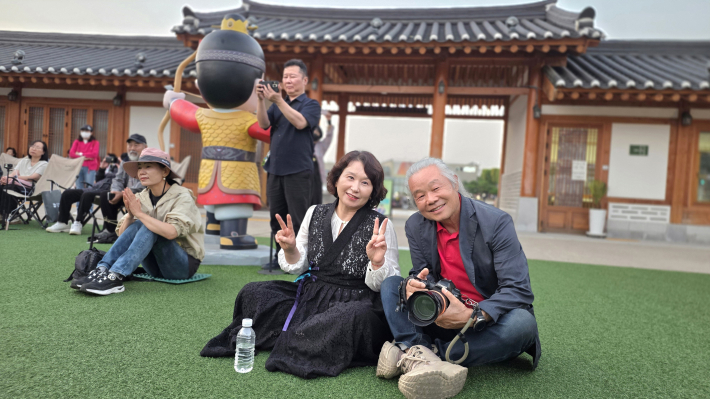 해금 연주 무대 사진 촬영을 맡아 공연장을 찾았다는 조정현 사진교육지도자가 김진화 대표와 인증샷을 남기고 있다 .