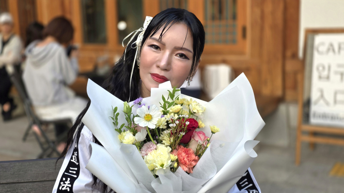 아리랑활력무 공연을 펼친 (사)대한아리랑활력무협회 수원시지회 홍보국장이 인터뷰에 응하고 있다.