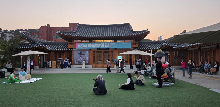 정조테마공연장 어울마당에 울려 퍼진 시와 선율은 예술을 가까이에서 만나는 시간을 시민들에게 선물했다.