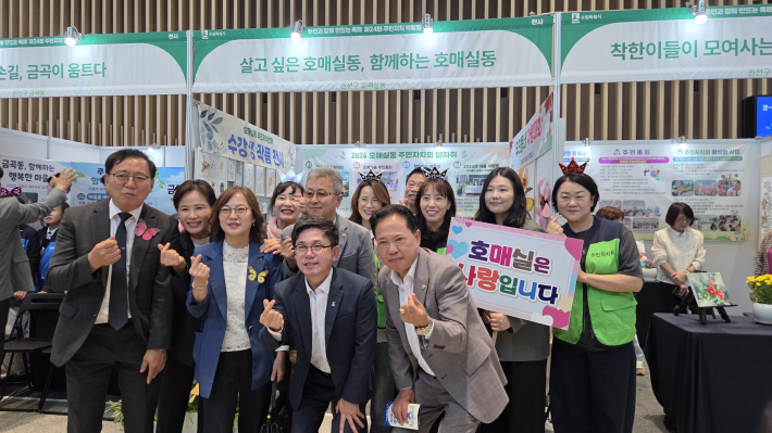 내빈들과 함께 기념사진