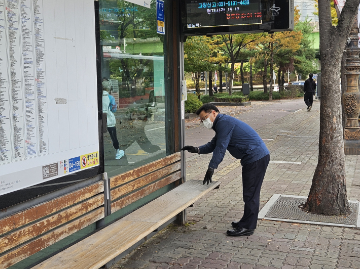 영통1동장이 관내 버스정류장의 시설을 점검하고 있음