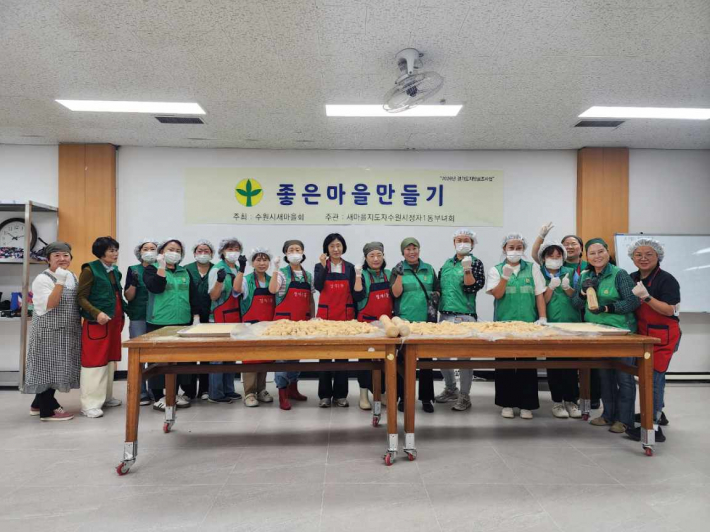 행사 참여자들이 포즈를 취하고 있다