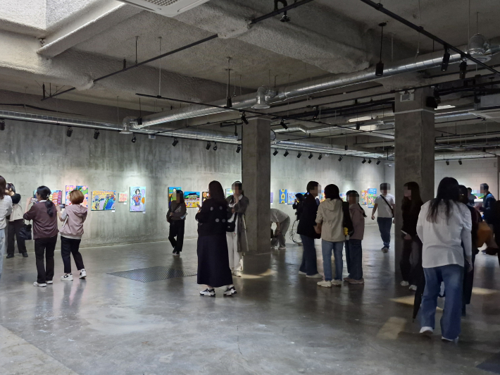 고색뉴지엄에서 열린 문화예술제 전시 현장에서 관람객들이 장애인 작가들의 다채로운 미술 작품들을 감상하고 있다.