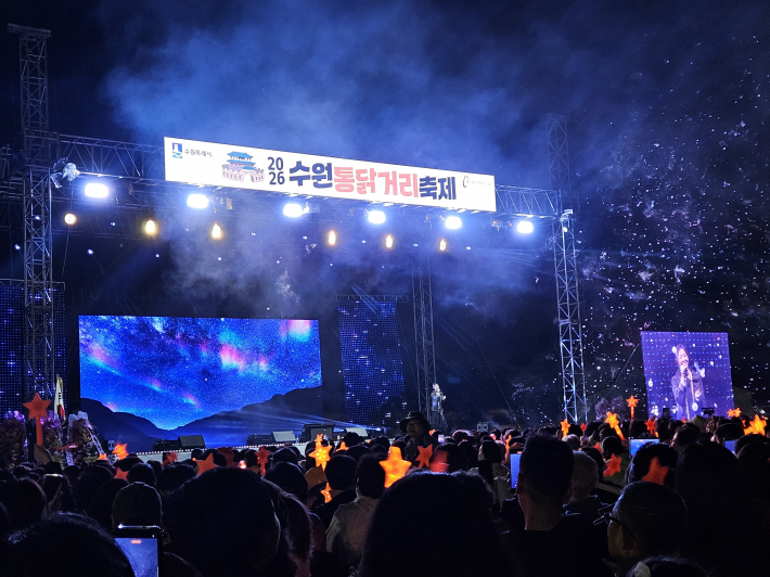 가수 경서 '밤하늘의 별을' 열창