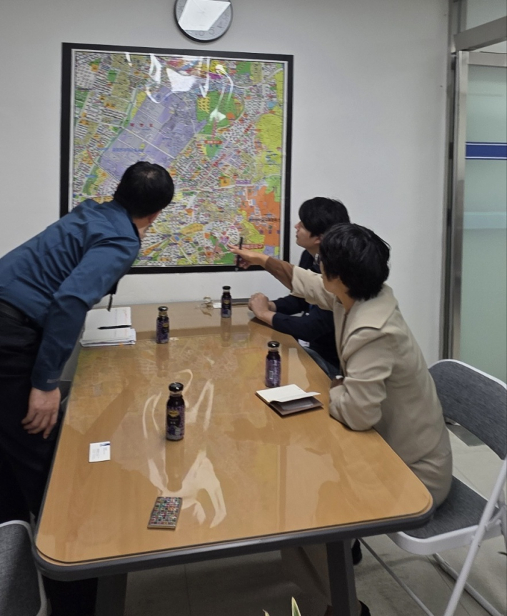 영통2동장이 영통지구대장과 간담회를 하고있다.