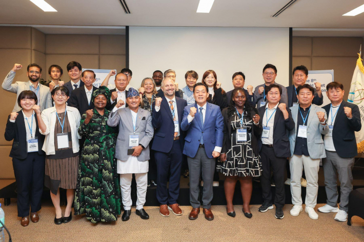 사진3) 지난 13일 필리핀에서 열린 2026 세계화장실협회 총회에 참석한 관계자들이 기념촬영을 하고 있다.    