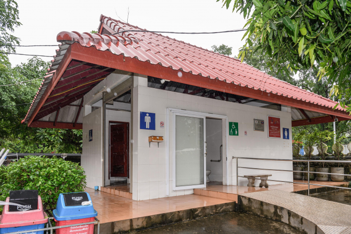 사진8) 수원시와 세계화장실협회가 라오스에 건립한 수원화장실.    
