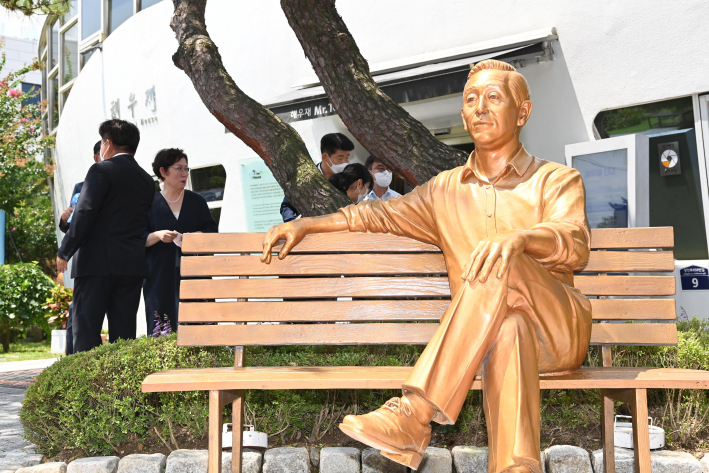 사진5) 해우재에 있는 '미스터 토일렛' 고 심재덕 전 수원시장의 동상.    