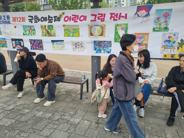 저 멀리 초등학생 그림 대회 출품 작이 보인다. 