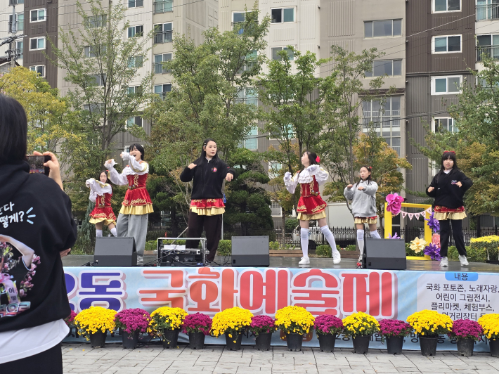 치어리딩 공연은 모든 이를 신나게 하고 있다. 