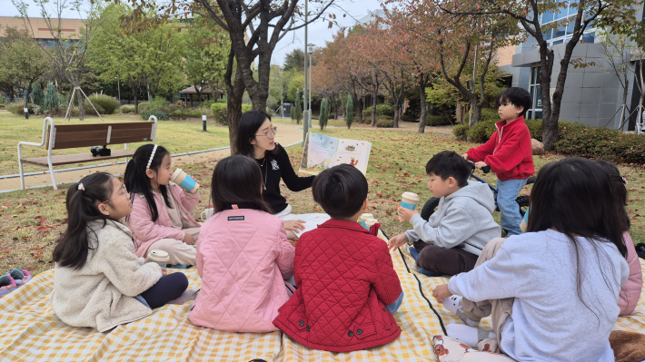 배주홍 인문활동가가 그림책과 교구를 활용해 아이들에게 이야기를 들려주고 있다