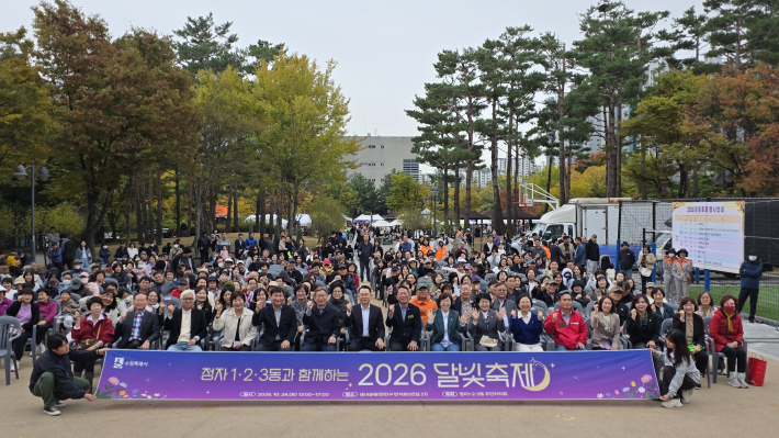 축제에 참여한 주민 등과 함께한 단체사진