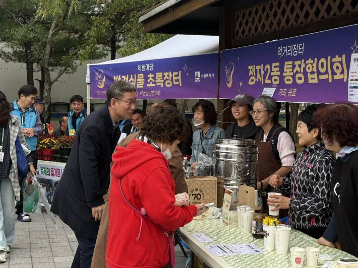 김인배 장안구청장이 축제 현장을 둘러보고 있다.