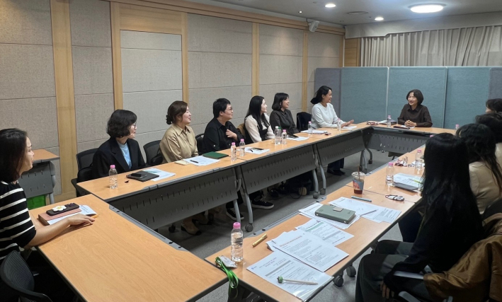 간담회를 진행중인 모습
