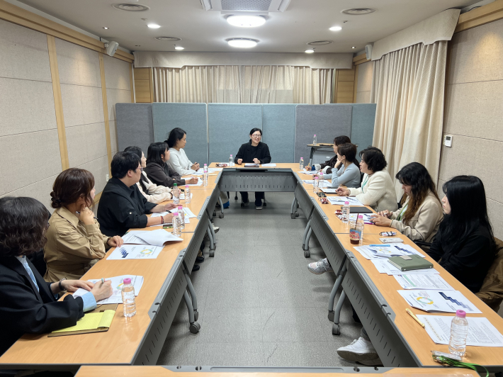 회의실에서 강사가 강의를 진행하고, 아동통합사례관리사들이 책상에 앉아 강의를 듣고 있는 수원시 드림스타트 4분기 외부 슈퍼비전 회의 모습