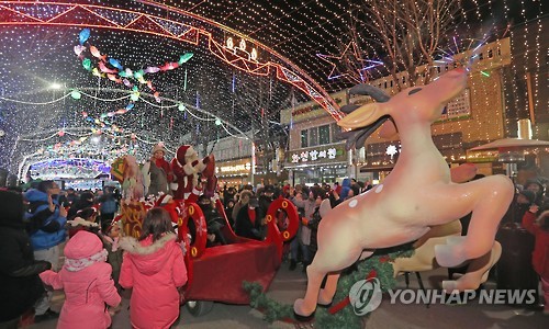 2017 산천어축제 산타 이벤트[연합뉴스 자료사진]