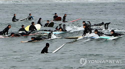 강원 동해안에서 즐기는 서핑족[연합뉴스 자료사진]