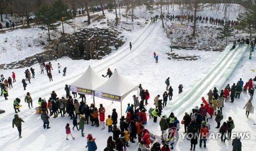 태백산 눈축제 눈·얼음 미끄럼틀[연합뉴스 자료사진]