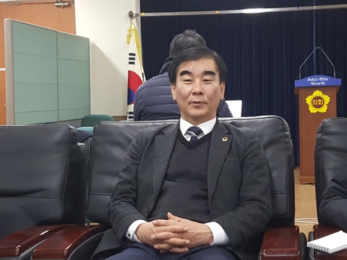 기자간담회하는 경기도의회 민주당 염종현 대표 
