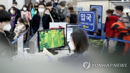 강남 호텔ㆍ병원ㆍ카페 소독…확진자 경로따라 비상 (CG)