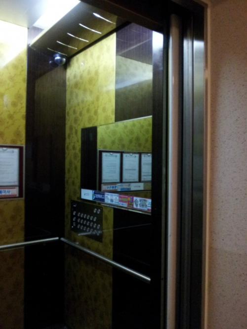 엘리베이터에 거울이 생긴 이유는?_1
