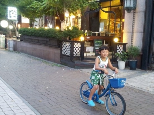 초등학교 아이와 동네에서 자전거 타기 _1