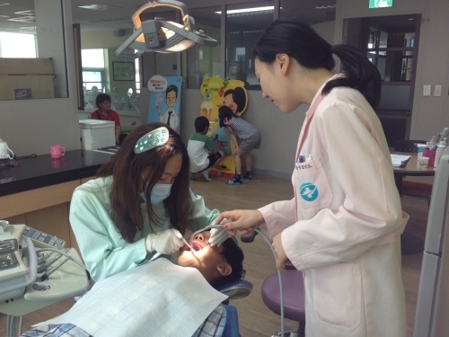 어린이가 치과 검진을 받고 있다