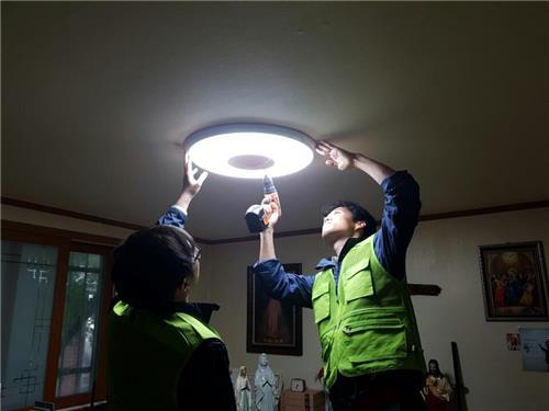 경기도시公, 저소득층 가정 LED 조명 설치 봉사_1
