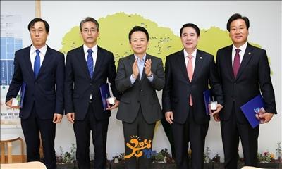 경기도 연정위원장 4명 위촉식…연정사업 본궤도_1