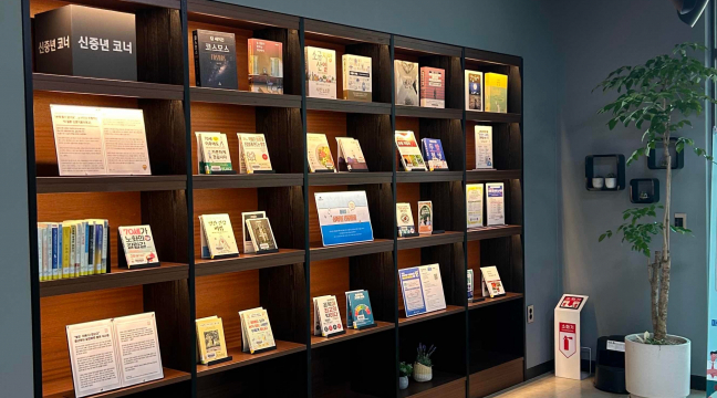 북수원도서관, 신중년 라운지 맞춤형 북큐레이션 운영