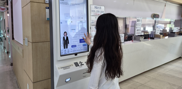 수원시 모든 보건소에 장애인·고령자도 편리하게 사용할 수 있는 ‘배리어프리 키오스크’ 설치