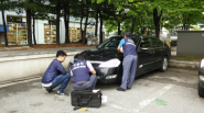 수원시 공무원들이 과태료 체납자의 차량 번호판을 영치하고 있다.