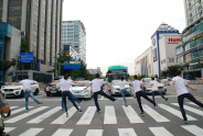 수원시청 사거리 횡단보도에서 펼쳐진 '발레 퍼포먼스' 