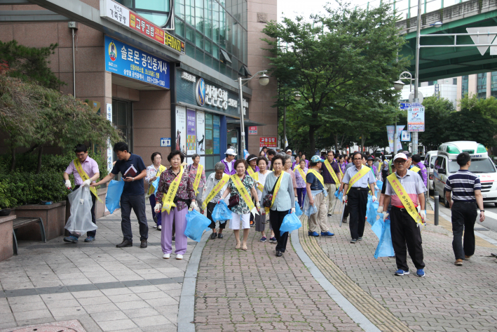휴가철 환경정비 일제대청소를 실시하고 있다