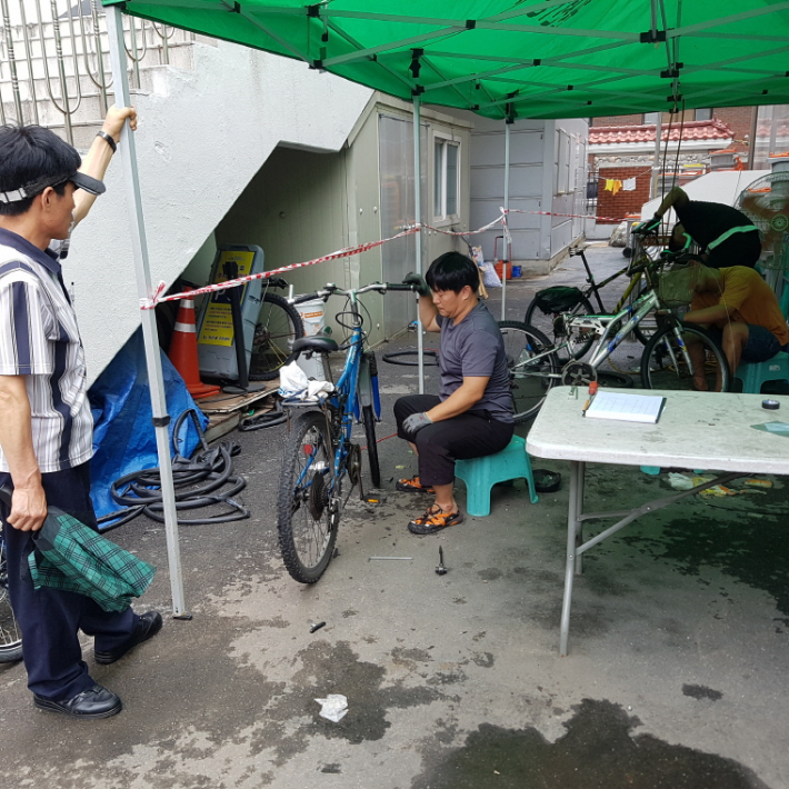 찾아가는 자전거 이동수리센터 운영 중인 모습