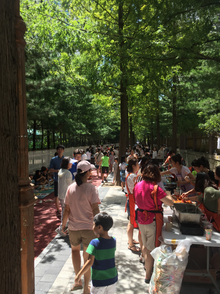 곡선마을사람들의 벼룩시장 행사에 많은 주민들이 찾아와 즐겁게 구경하고 있다.