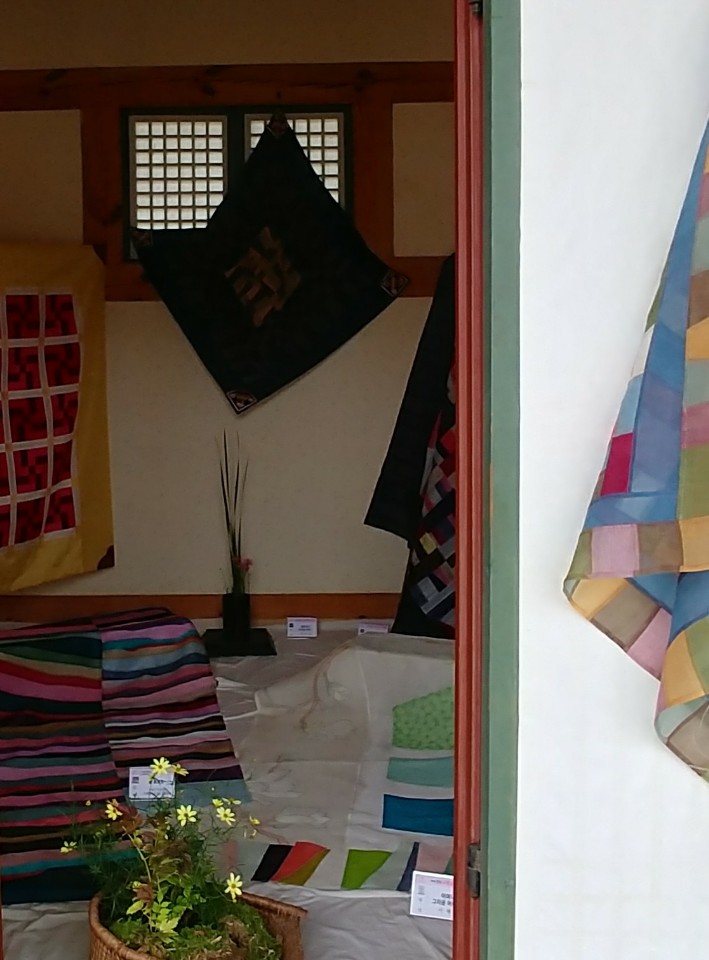 조각보 전시 중