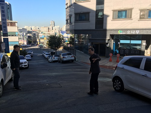 현장을 살펴보고 있다.