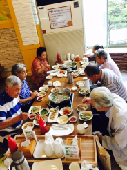 채상궁에 모여 맛있게 식사하는 노인들