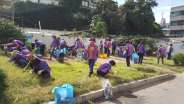 다울공원 일대를 청소하고 잡초를 제거하는 인계동 통장협의회