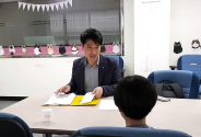 김진성 상담사가 진로상담에 참여한 청소년과 검사결과에 대해 이야기를 나누고 있는 모습