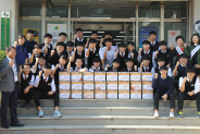정성스레 김장을 담아 정자2동행정복지센터에 전달한 수성고등학교 학생들