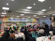 매탄3동 주민자치센터 작품발표회 현장, 무대 위 방송댄스 공연과 관람객들.