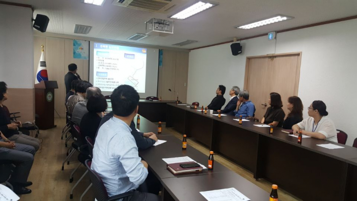 송죽 행복 안심마을 설명하는 조영연 송죽동 주민자치회장