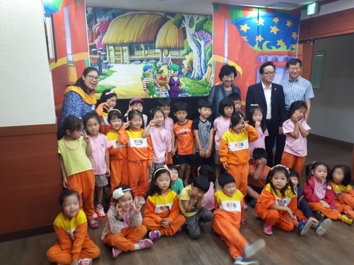  인형극이 끝난 후 단체사진