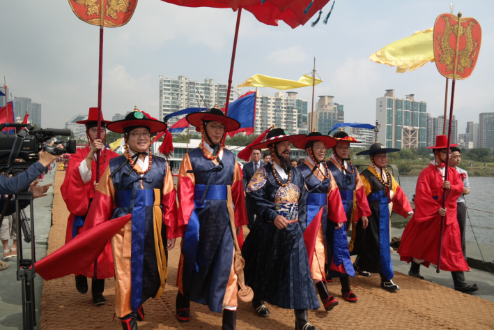 배다리를 건너고 있는 염태영 시장 등