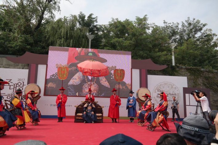 백성의 억울함을 듣고 있는 정조대왕