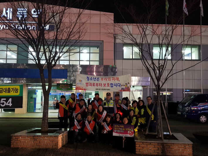 세류역 앞에서 캠페인을 시작하며 참여자들 기념촬영